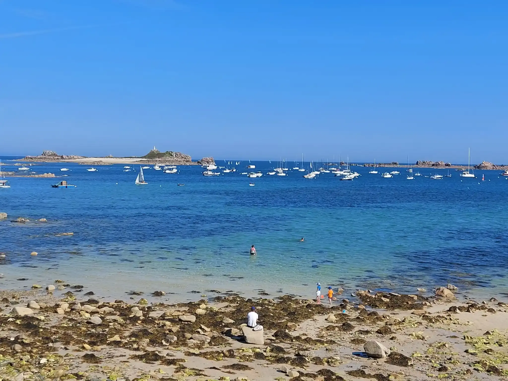 Port Blanc – Un petit port paisible et sa plage lumineuse